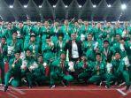 Tim-sepak-bola-putra-Jatim-merayakan-gelar-juara-PON-XXI-Aceh-Sumut-2024.jpg