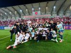 Timnas-Indonesia-saat-foto-bersama-para-suporter-di-Stadion-Abdullah-bin-Khalifa.jpg