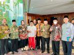 Tokoh-besar-Madura-yang-juga-Ketua-Umum-IKAMA-Pusat-H-Muhammad-Rawi-saat-foto-bersama.jpg