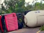 Truk-tangki-pengangkut-gas-terguling-usai-menewaskan-satu-keluarga-Sabtu-452024.jpg