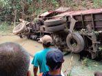 Truk-terjun-ke-sungai-di-Selorejo-Blitar.jpg