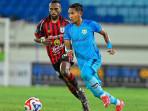 UMPAN-Bek-sayap-Persela-Fardan-Harahap-depan-menguasai-bola-bersiap.jpg