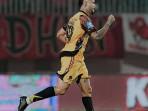 UNGGUL-Pemain-Persija-Maxwell-melakukan-selebrasi-setelah-menjebol.jpg