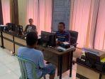 UR-pelaku-saat-diperiksa-tim-penyidik-Sat-Resnarkoba-Polres-Sampang-Madura-di-Mapolres.jpg