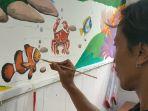Sosok Pelukis Mural di Bangkalan, Visualkan Detail Kerumitan Menjadi Karya Seni Rupa Monumental