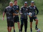 WASPADA-Pelatih-Persija-Mauricio-Souza-megang-bola-saat-memimpin.jpg