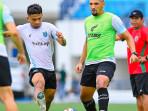 WASPADA-Pemain-Persela-menjalani-official-training-jelang-menjamu-Persipura.jpg