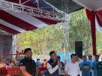 Wabup-Rahmat-tampak-membaur-bersama-warga-dalam-pertunjukan-kesenian-Tayu.jpg