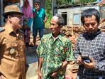 Wakil-Bupati-Pamekasan-Sukriyanto-saat-meninjau-lokasi-yang-terkena-dampak-angin-puting-beliung.jpg