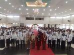 Wakil-Bupati-Sumenep-Dewi-Khalifah-saat-menyerahkan-SK-pengangkata.jpg
