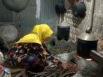Pasokan LPG 3 Kg di Bangkalan Belum Normal pasca Lebaran, Emak-emak Geram, Masak Pakai Kayu Bakar