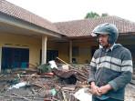 Warga-Dusun-Sumbersari-Supiturang-meratapi-rumah-dan-tempat-usahanya-terdampak-erupsi.jpg