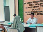 Warga-berada-di-ruang-Pusat-Layanan-Haji-dan-Umrah-Terpadu-Kemenag-Sampang.jpg