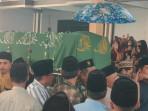 Warga-mengusung-keranda-jenazah-Achmad-Haikal-Fadil-Alfatih-12-dari-musala-kediamannya.jpg