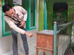 Warga-menunjukkan-kotak-amal-di-musala-Bojonegoro-yang-dibobol-maling.jpg