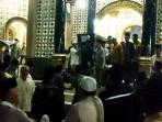 Warga-menurunkan-peti-jenazah-Moh-Royhan-Mustofa-17-menuju-mobil-ambulan.jpg