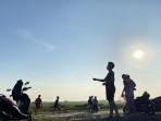 Warga-saat-bermain-layangan-di-areal-persawahan.jpg