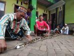 Warga-tengah-mengukur-panjang-ular-piton-jumbo-yang-berhasil-ditangkap.jpg