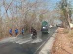 Water-blasting-dilakukan-petugas-Damkar-Satpol-PP-Pemkab-Bangkalan-untuk-bersihkan-tetesan-air-garam.jpg