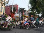 Wisatawan-mancanegara-naik-becak-di-kawasan-Kayutangan-Heritage-Kota-Malang.jpg