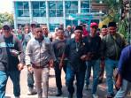 Yai-Mim-dikawal-pendukungnya-saat-mendatangi-Polresta-Malang-Kota.jpg
