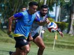 Yan-Motta-dan-Betinho-saat-berebut-bola-dalam-sesi-latihan-Arema-FC-di-lapang.jpg