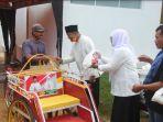 achmad-fauzi-dan-dewi-khalifah-bagikan-paket-sembako.jpg