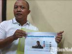 achmad-ghozali-menunjukkan-barang-bukti.jpg