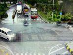 adu-moncong-antara-motor-dengan-mobil-yang-terekam-cctv-bermula-dari-terobos-lampu-merah.jpg