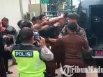 ahmad-dhani-bersitegang-dengan-jaksa-yang-mengawalnya-masuk-mobil-tahanan-usai-sidang-di-pn-surabaya.jpg