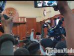 ahmad-dhani-di-ruang-sidang-cakra-pn-surabaya-dan-mau-rayakan-ultah-anaknya.jpg