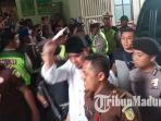 ahmad-dhani-saat-menunjukkan-amplop-putih-berisi-surat-untuk-prabowo.jpg