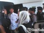 ahmad-dhani-saat-tiba-di-pn-surabaya-untuk-menjalani-sidang-beragendakan-pledoi.jpg