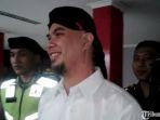 ahmad-dhani-saatkeluar-dari-rutan-klas-i-surabaya.jpg