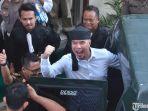 ahmad-dhani-sesaat-sebelum-meninggalkan-pengadilan-negeri-surabaya.jpg