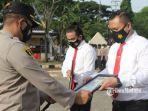 akbp-abdul-hafidz-berikan-penghargaan-kepada-40-anggota-polres-sampang.jpg