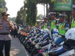 akbp-adewira-negara-siregar-memeriksa-pasukan.jpg