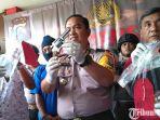 akbp-boby-paludin-tambunan-menunjukkan-senpi-dalam-pers-rilis.jpg