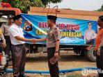 akp-khoirul-anwar-saat-memberikan-bantuan-air-bersih-secara.jpg