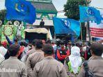 aksi-demo-buruh-di-depan-dprd-jatim-surabaya-di-jalan-indrapura.jpg