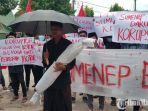 aksiaktivis-ikatan-mahasiswa-muhammadiyahdi-depan-kantor-dprd-sumenep.jpg