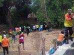 aktivis-dan-pecinta-alam-se-pamekasan-membersihkan-sampah-rumah-tangga-di-jembatan-ampera.jpg