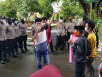 aktivis-gempar-sumenep-melakukan-unjuk-rasa-di-depan-mapolres-sumenep-senin-832021.jpg