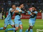 alex-dos-santos-merayakan-golnya.jpg
