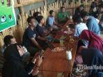 aliansi-mahasiswa-sampang-saat-menggelar-forum-di-di-salah-satu-warung-kopi.jpg