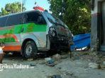 ambulans-seruduk-rombong-warung-dan-toko-di-jalan-raya-taddan-kecamatan-camplong-sampang.jpg
