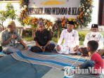 anak-pertama-almarhum-serda-kom-eko-prasetyo-duduk-di-hadapan-ketua-dpc-pkb-bangkalan.jpg