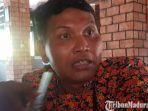 anang-endro-prasetyo-saat-memberikan-keterangan-di-salah-satu-caffe-di-sumenep-selasa-6102020.jpg