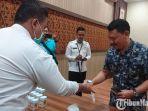 anggota-dprd-tulungagung-menyerahkan-sampel-urine.jpg