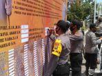 anggota-jajaran-polres-sampang-saat-menandatangani-komitme.jpg